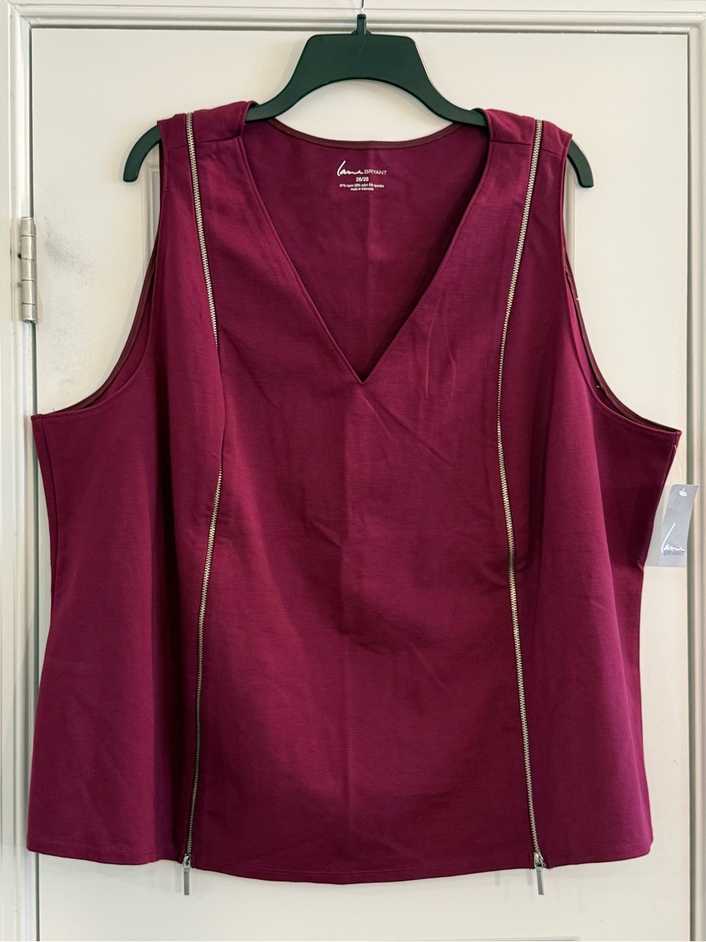 Lane Bryant Magenta V-Neck Sleeveless Top 26/28 Stretch Zipper Accents NWT